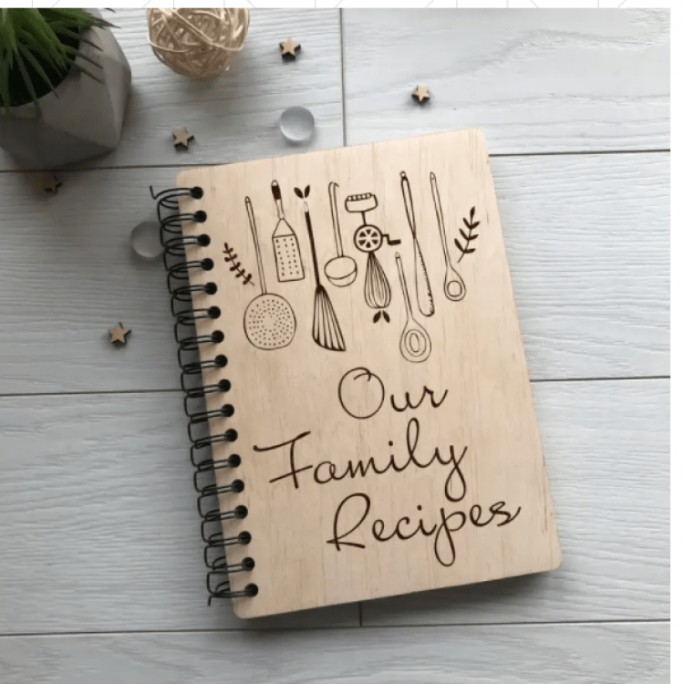 Дерев'яна кулінарна книга на спіралі «Our Family Recipes» - image-0